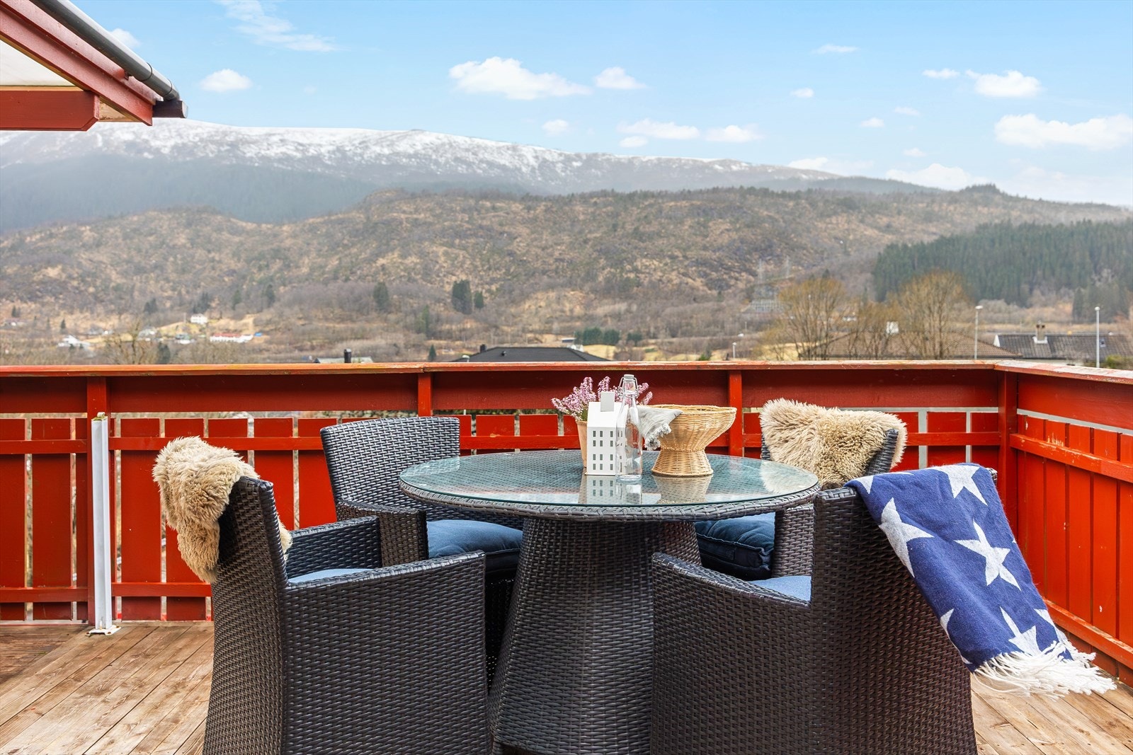 Solrik terrasse og utsikt Galleribilde