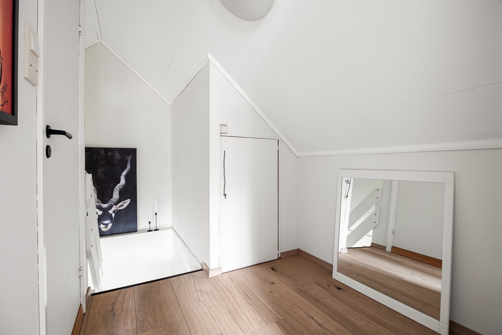 Lagringsplass i kott og knevegger i loftsetasjen Galleribilde