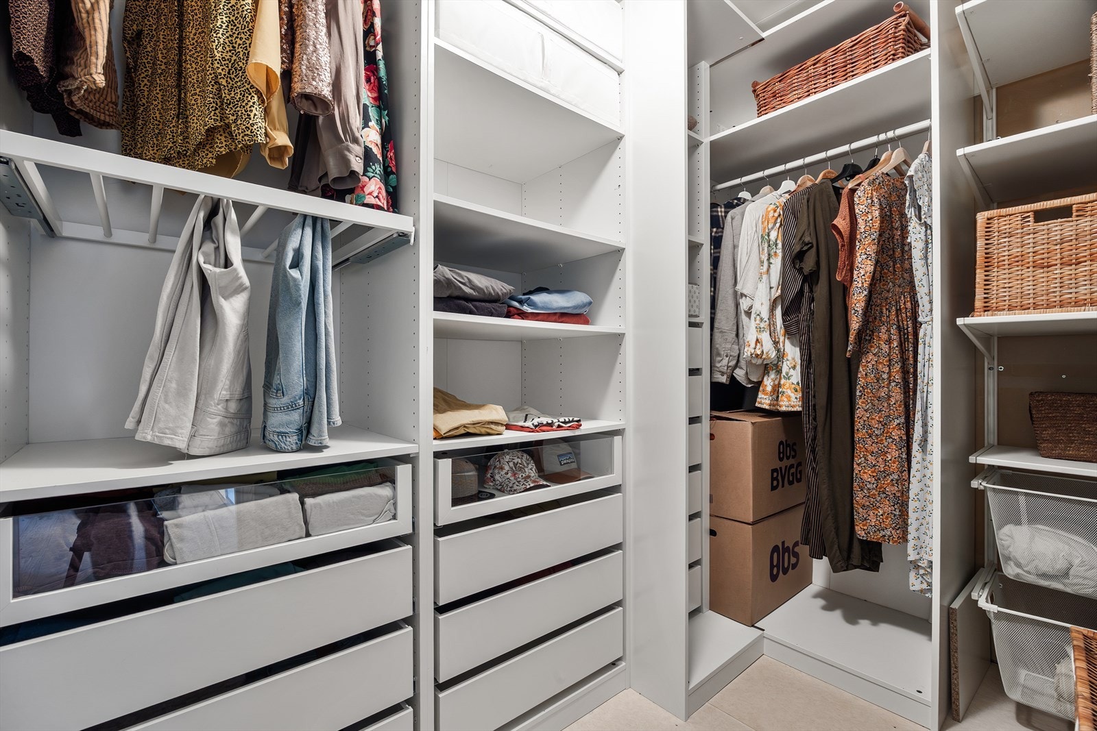 Bodrom med skapplass og god lagringsplass Galleribilde