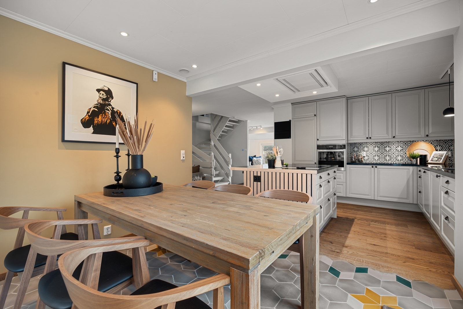 Stor herlig spiseplass ved kjøkken - Varmekabler i gulv og downlights i takhimling - Skyvedør til stor solrik terrasse Galleribilde