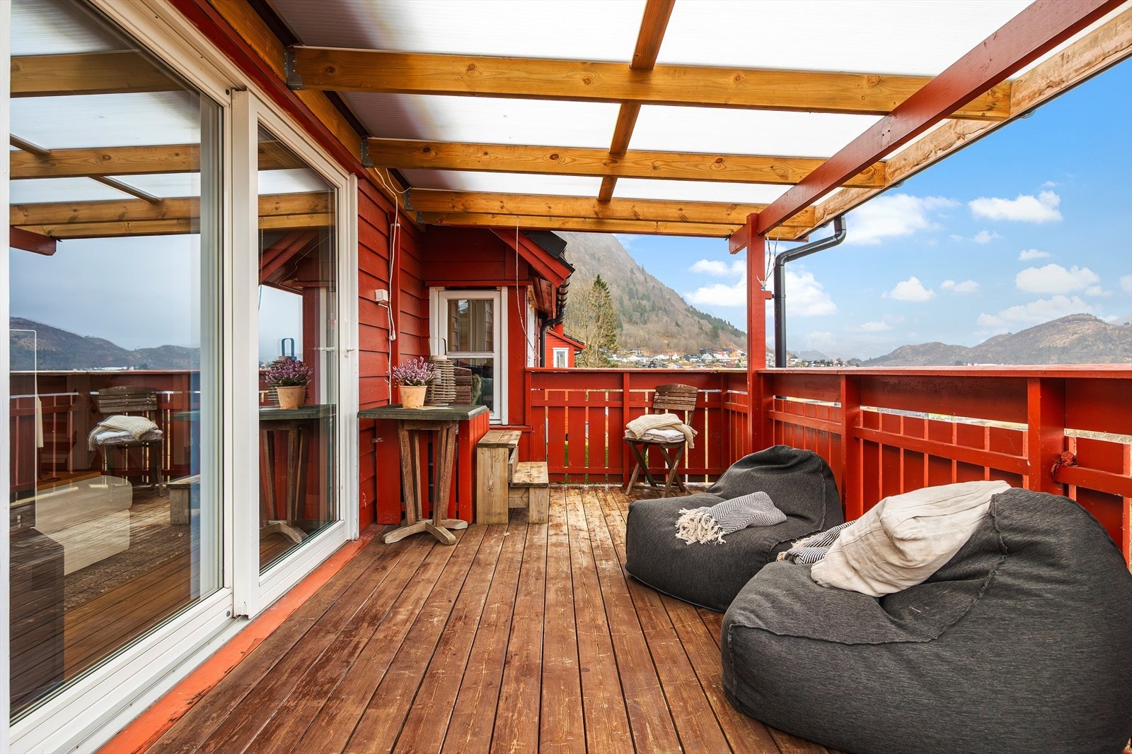 Overbygget altan/terrasse med utsikt sydvestover mot Indre Arna Galleribilde