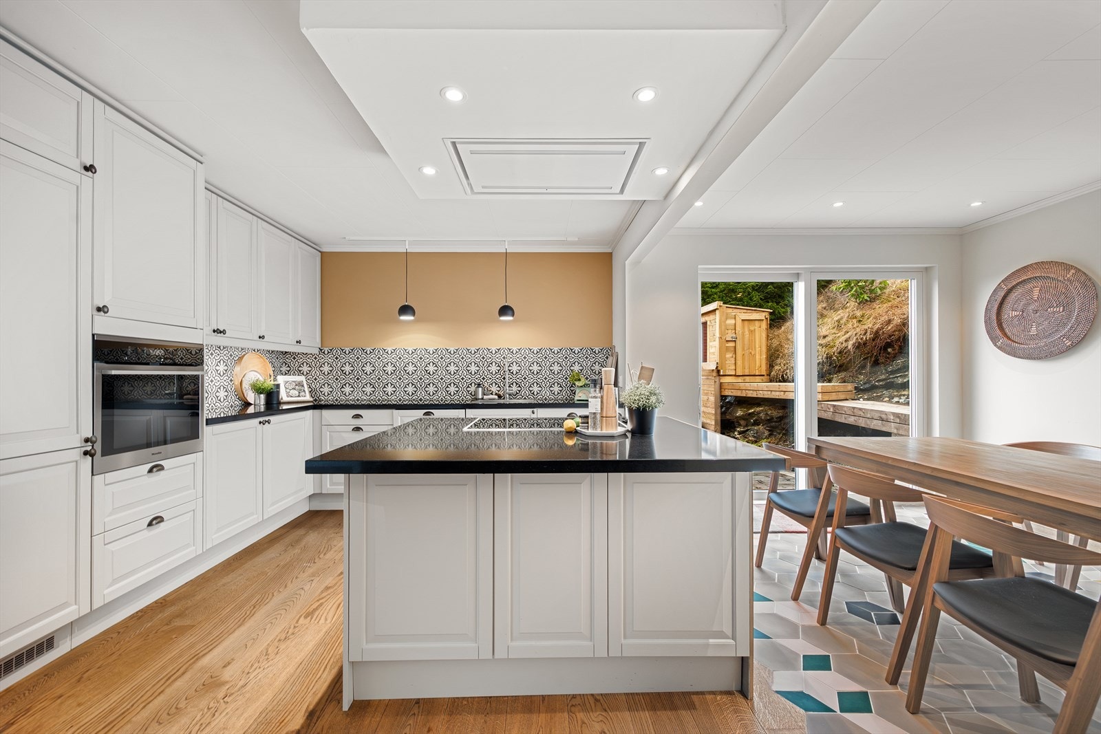 Nyere og flott kjøkken med kjøkkenøy - Ventilator i tak - Granitt benkeplate - Downlights Galleribilde