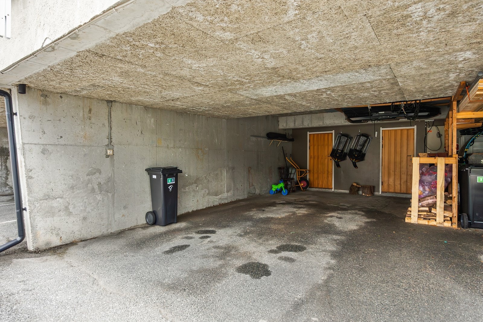 Boligen har 2 stk. parkeringsplasser i åpen carport under nabobygg - To boder tilhører (bak begge dørene i bildet) Galleribilde