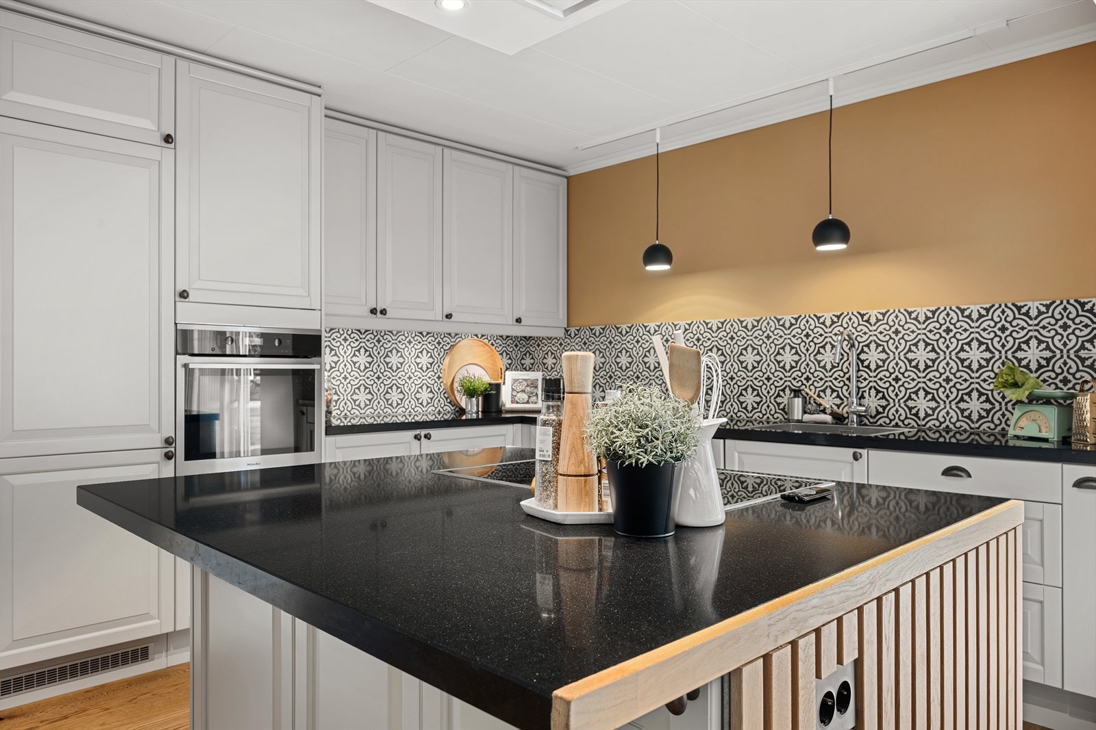 Stort, pent og innholdsrikt kjøkken fra 2017 - Alle hvitevarer er integrert og fra Miele. Galleribilde