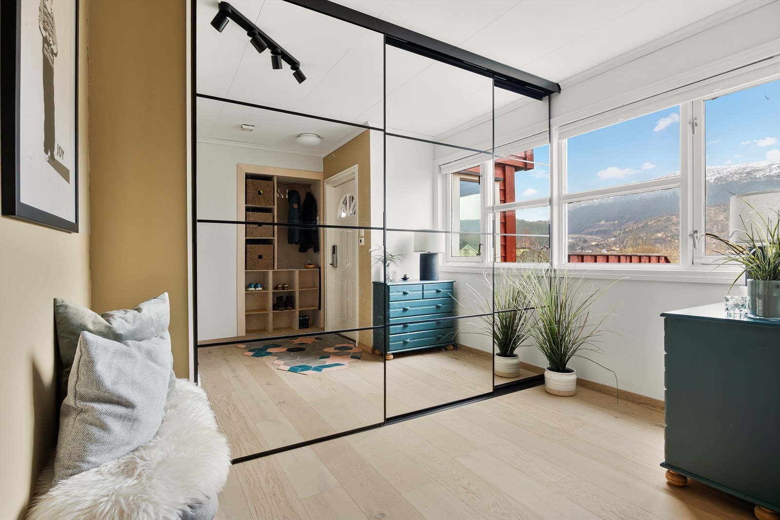 Entre/hall med skyvedørsgarderobe og varmekabler i gulv (mulighet/opprinnelig et soverom til) Galleribilde