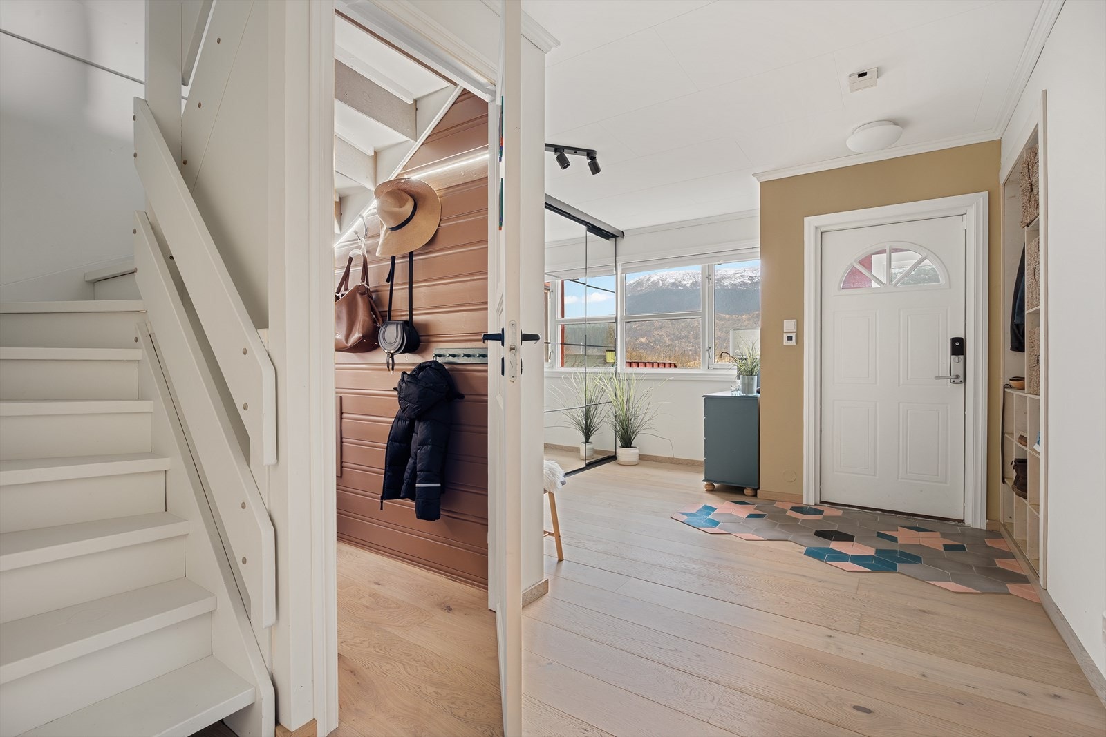 Entre/hall med kott under trappen Galleribilde