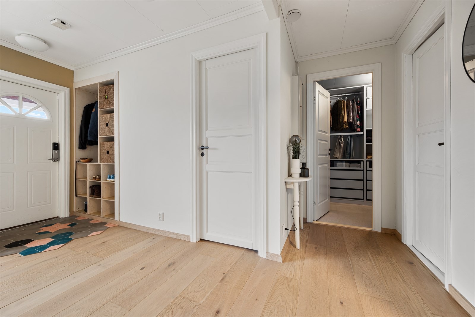 Romslig entre/hall med åpent vindfang og parkettgulv - Gulvvarme Galleribilde