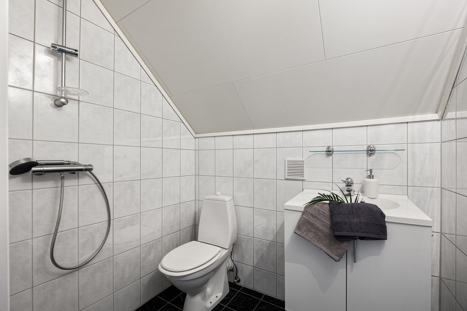 Flislagt baderom/wc i toppetasjen. Galleribilde