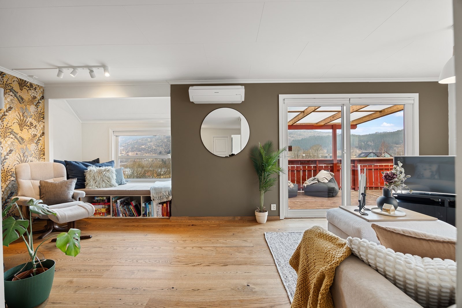 Stue med både varmepumpe og moderne peisovn Galleribilde