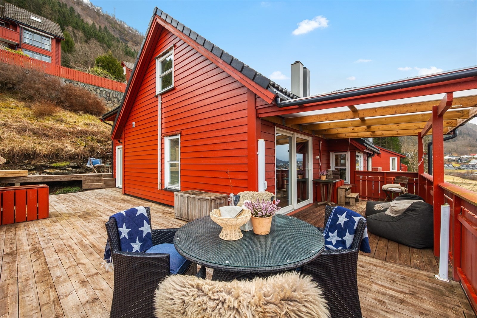 Stor solrik terrasse - Totalt cirka 90 kvm med terrasse areal - Deler av terrasse er overbygget - Nytt yttertak på huset i 2023 Galleribilde