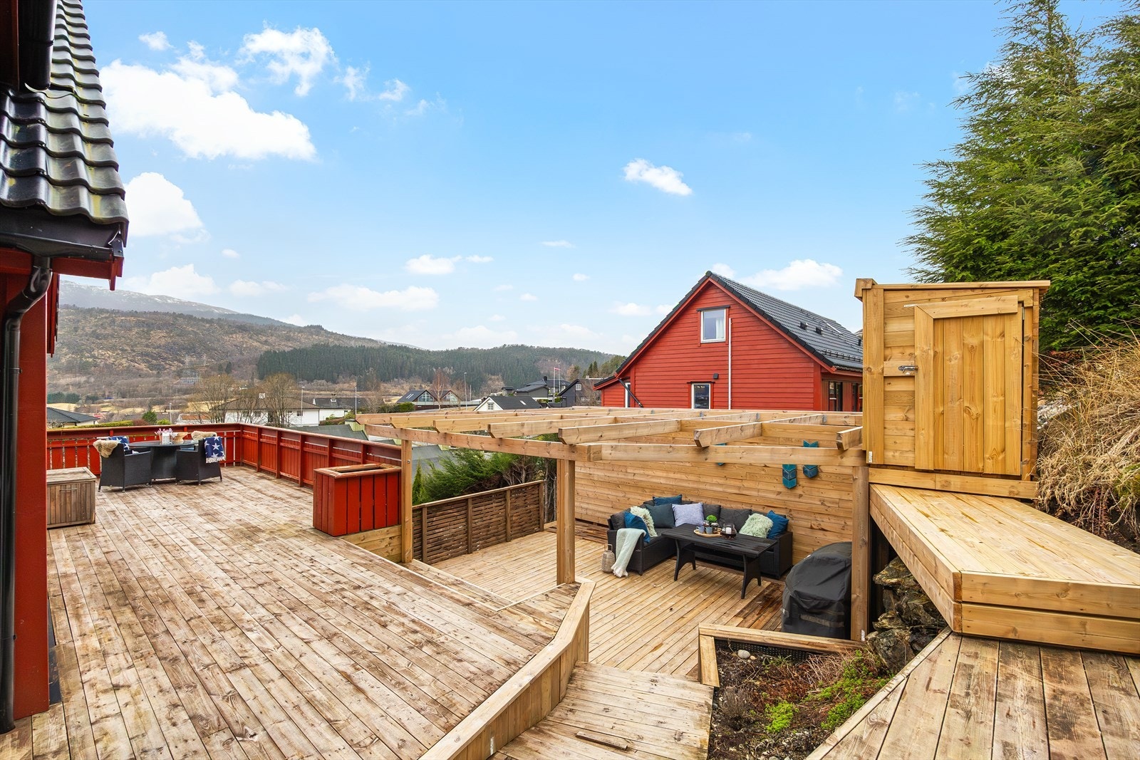 Store solrike terrasse arealer (cirka 90 kvm) Galleribilde