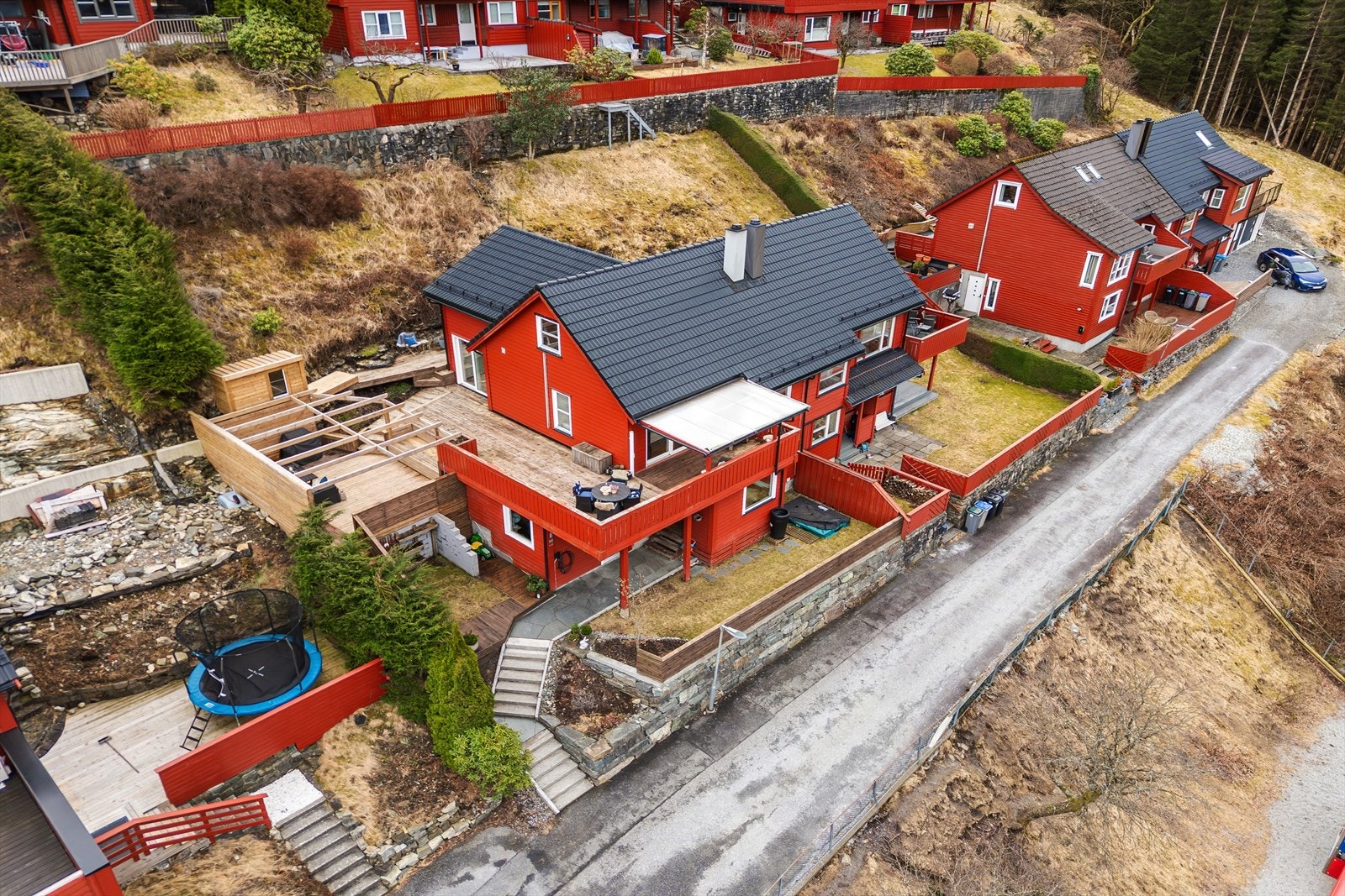 Bogene 48: Innholdsrik og stor del av tomannsbolig - Påbygget i 2023 - Nytt yttertak i 2023 - Ny flott støttemur mot vei av naturstein i 2022 Galleribilde