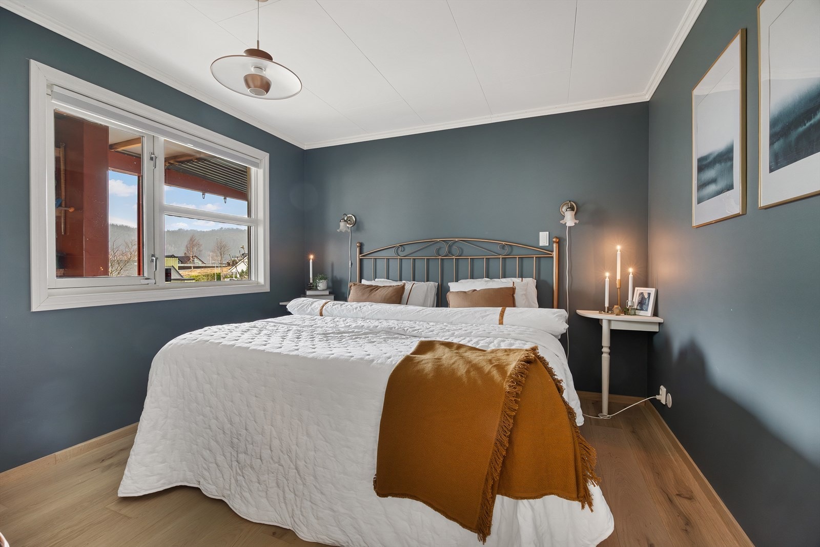 Pent soverom med parkettgulv og gulvvarme - Persienner på vindu Galleribilde