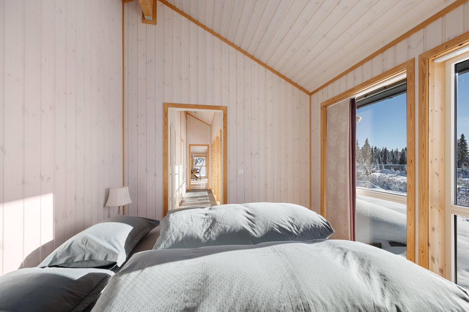 Innvendig er det behandlede fyllingsdører i lyse farger som fører inn til rommene. Galleribilde