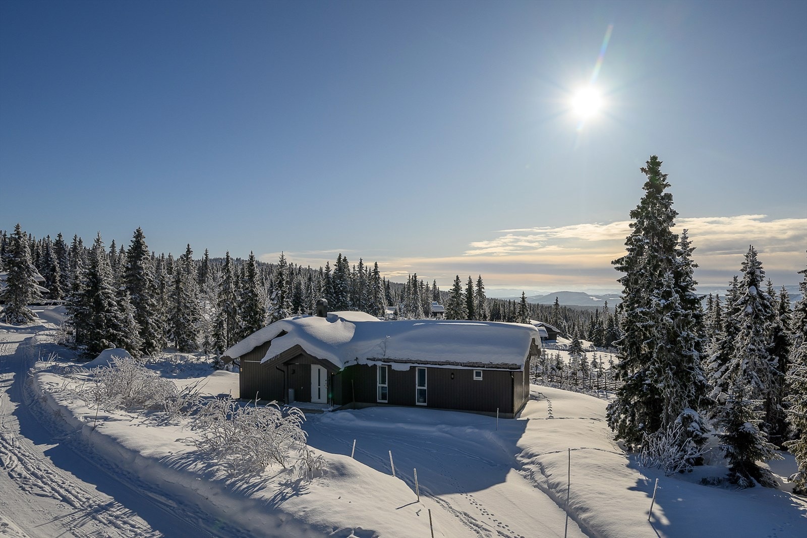 Hytta er oppført i bindingsverk på en solid betonggrunnmur. Galleribilde