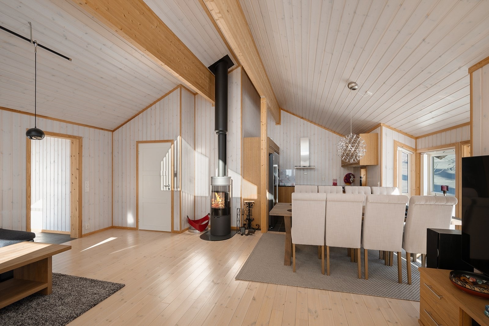 Et lukket ildsted med isolert stålpipe sørger for varme og hygge på kalde dager. Galleribilde