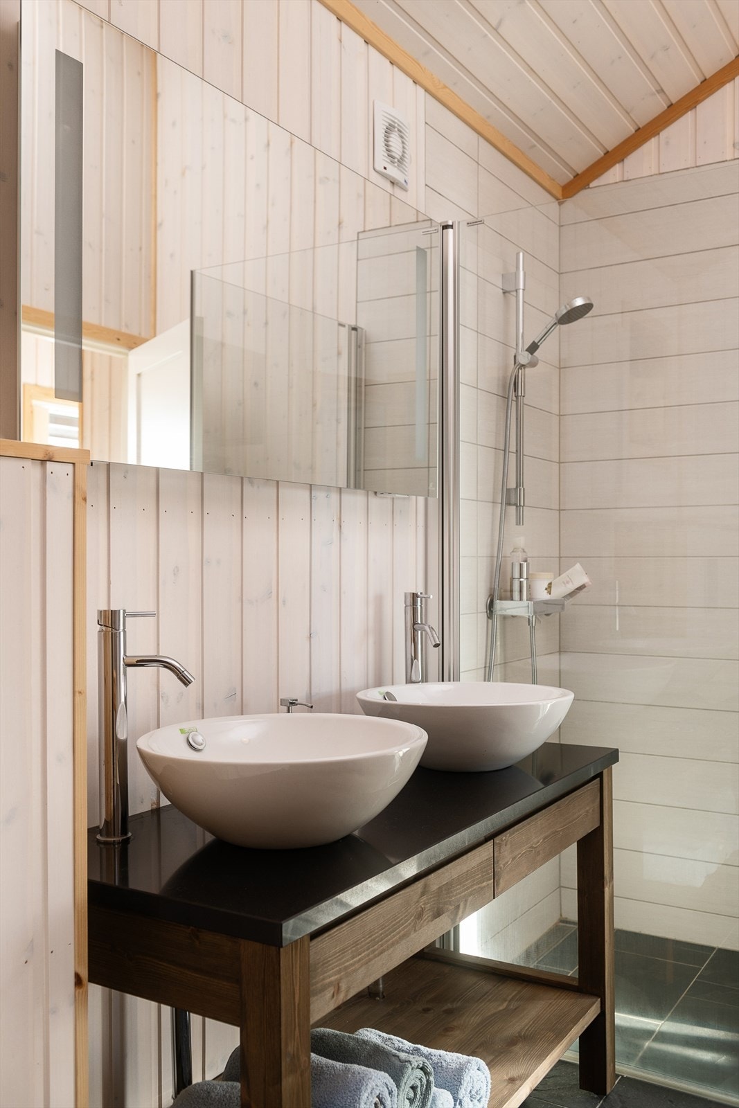 Baderomsinnredningen har to frittstående servanter med ett-greps blandebatterier. Galleribilde