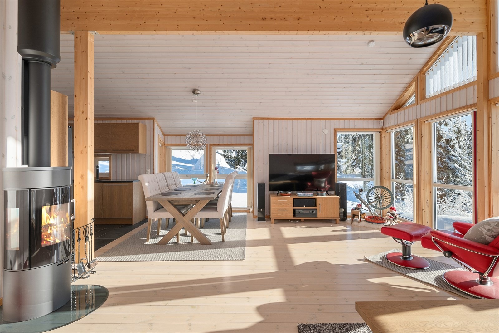 Romfølelsen forsterkes av den åpne sperrekonstruksjonen uten loft. Galleribilde