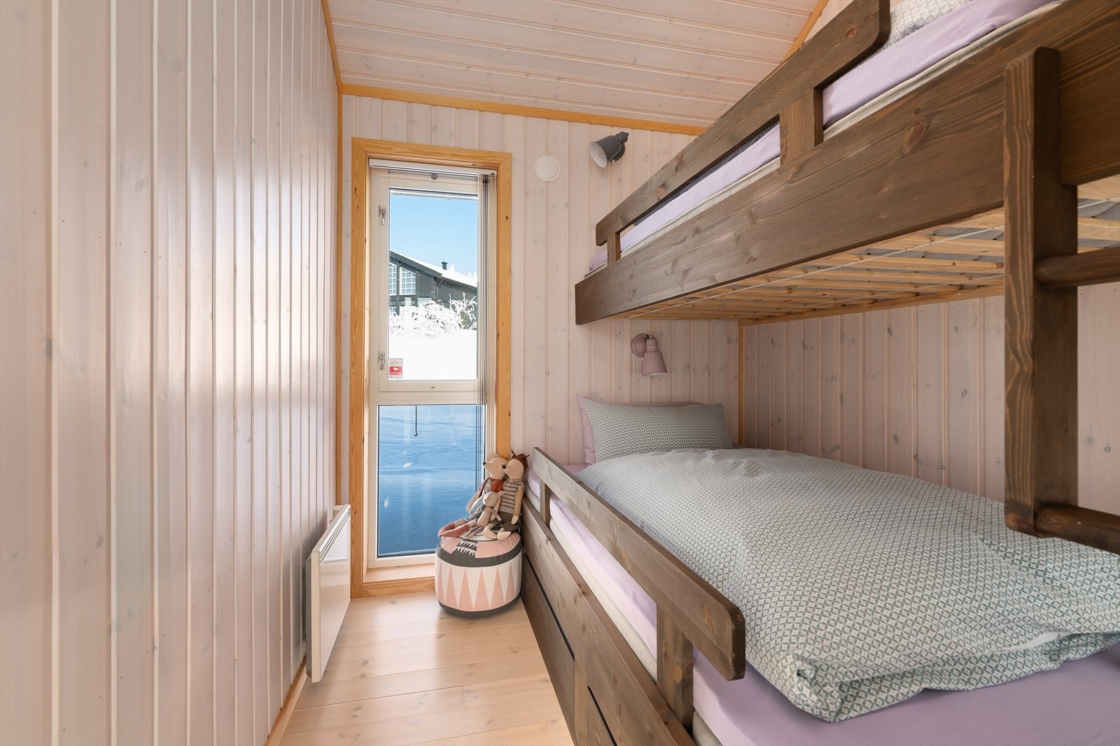 Et av soverommene er smart innredet med køyesenger, ideelt for barn eller gjester. Galleribilde