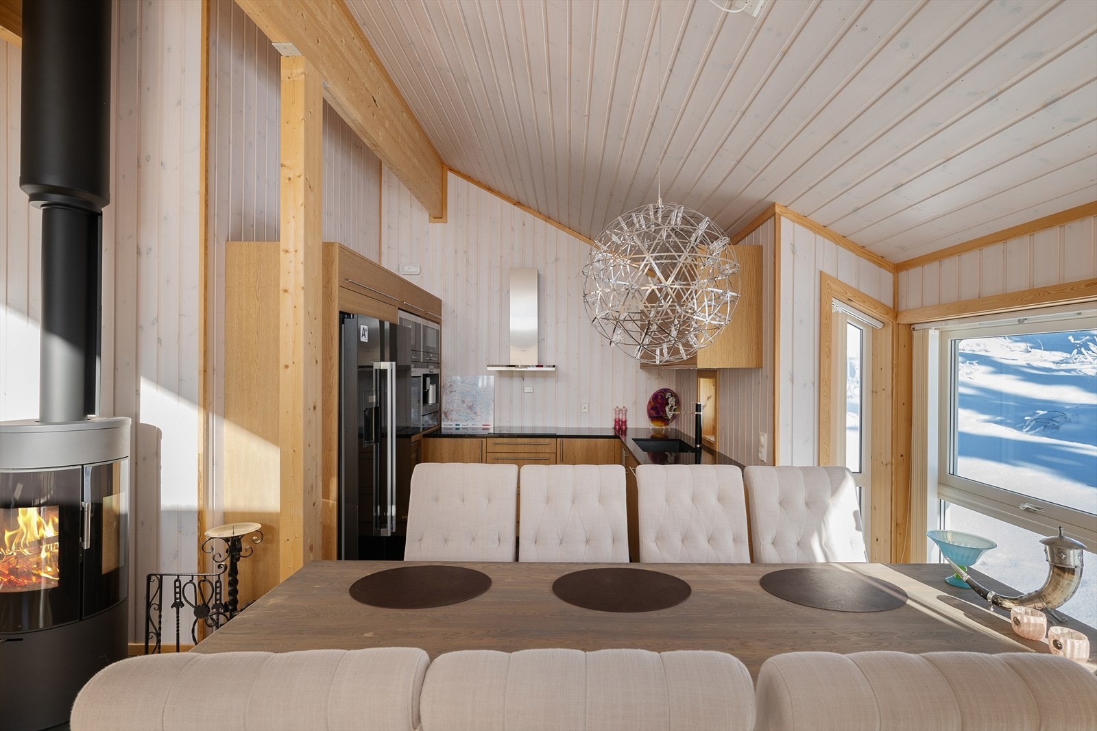 Kjøkkenet er en integrert del av det sosiale rommet, med god plass til langbord. Galleribilde