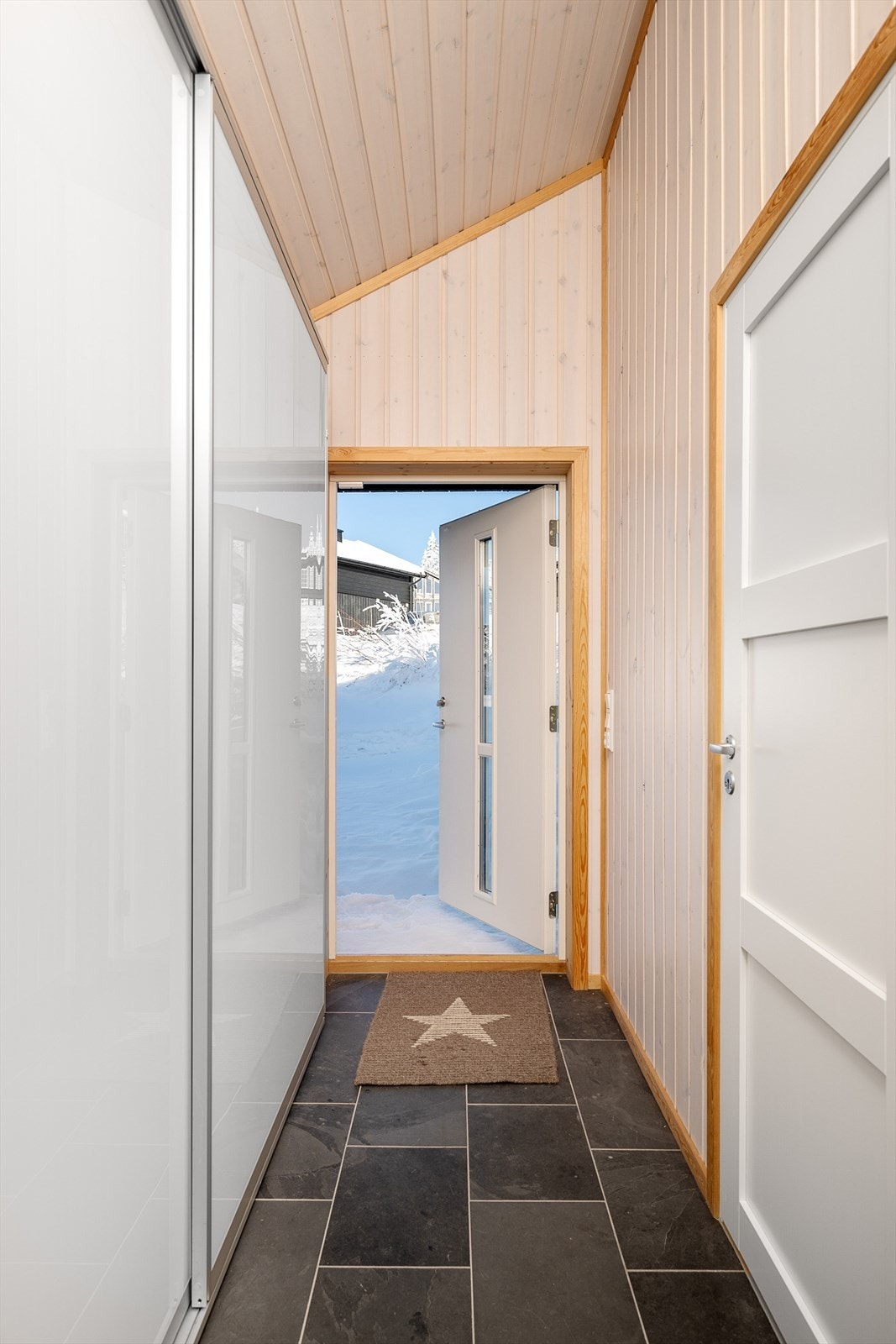 Vindfanget ønsker velkommen med flislagt gulv og behagelig gulvvarme. Galleribilde