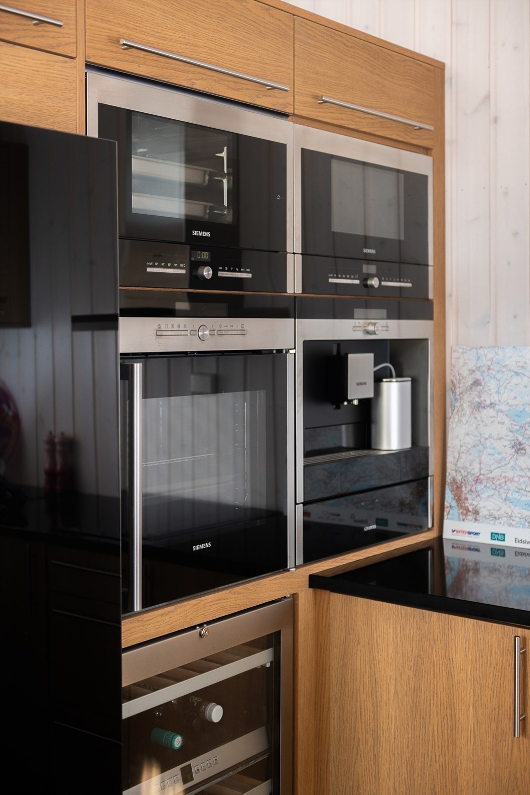 Høykvalitets integrerte hvitevarer, som bla. stekeovn, dampovn og kaffemaskin. Galleribilde