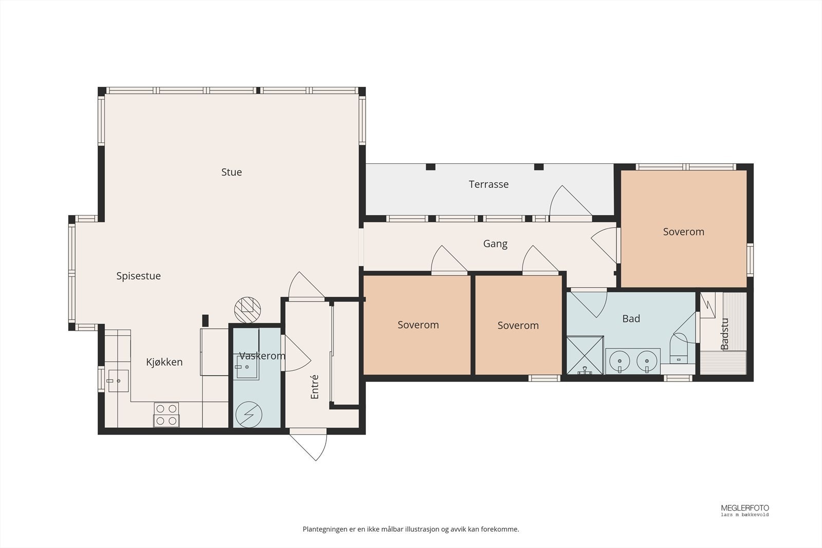 Hytta har en arealeffektiv planløsning på 82 m² som rommer stue, kjøkken, tre soverom, bad med badstue og vaskerom. Galleribilde