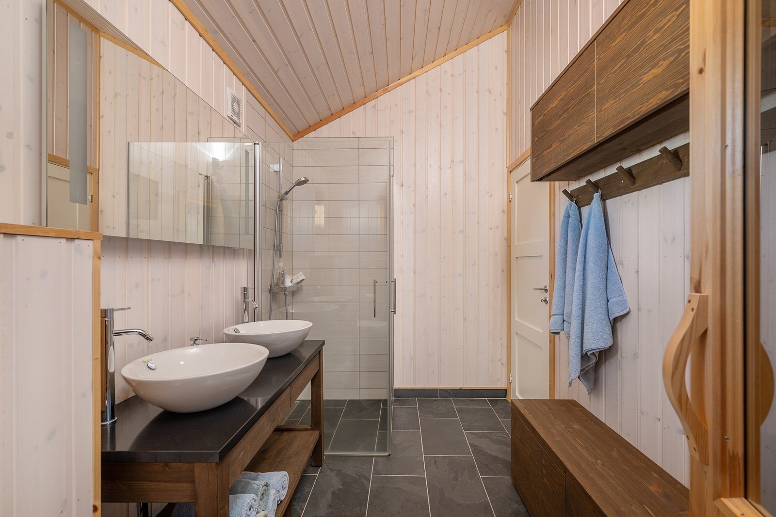 Rommet har vegghengt toalett, et romslig dusjhjørne og elektrisk styrt vifte i yttervegg. Galleribilde