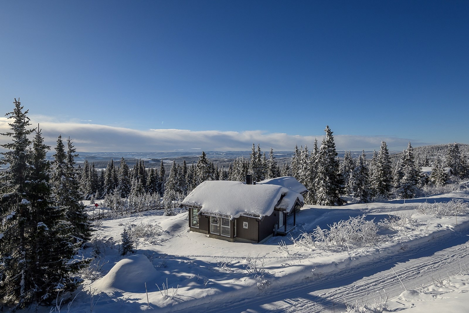 Eiendommen er tilknyttet offentlig vann og avløp via private stikkledninger. Galleribilde