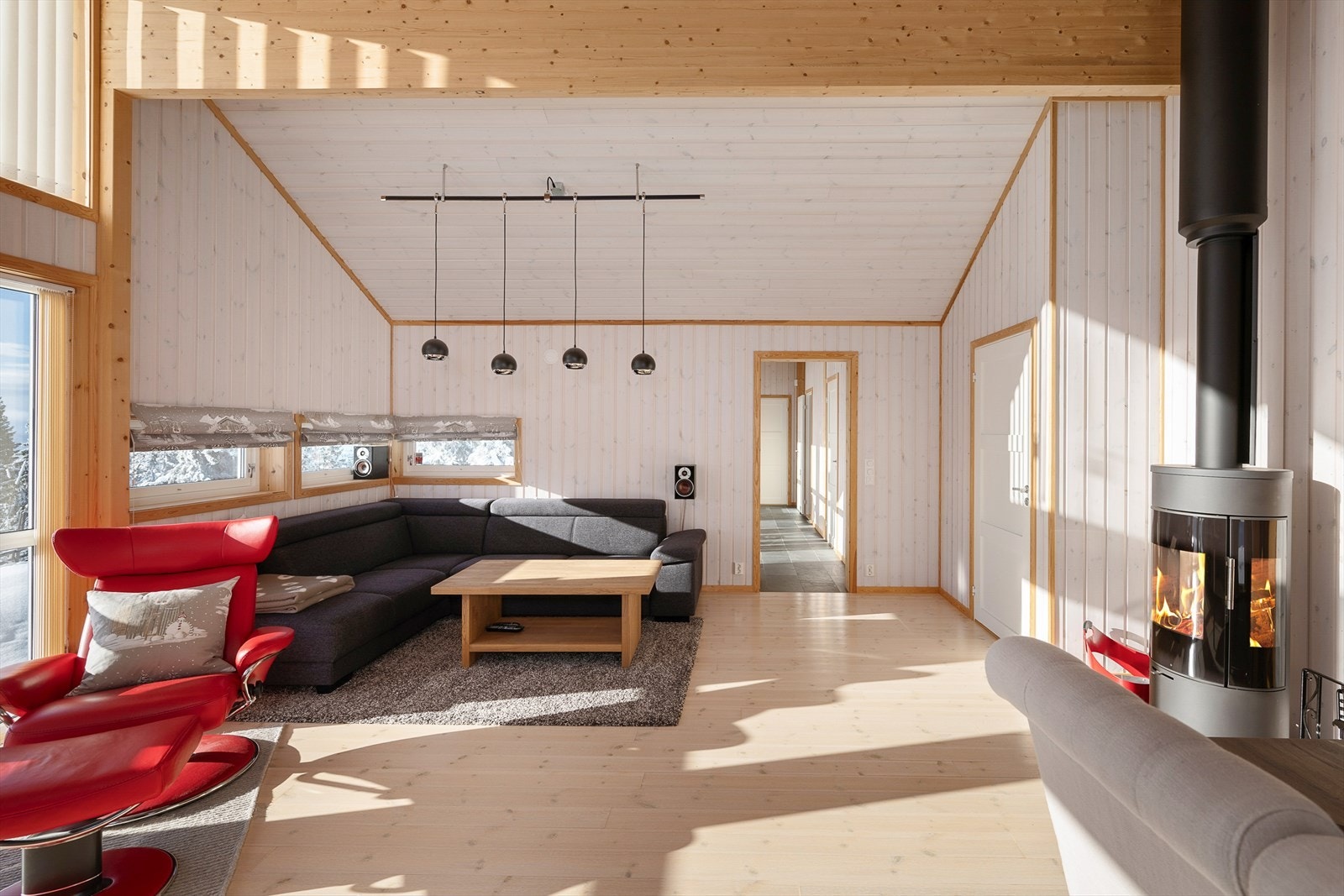 Rommet er lyst og innbydende, med flere gode møbleringsmuligheter. Galleribilde