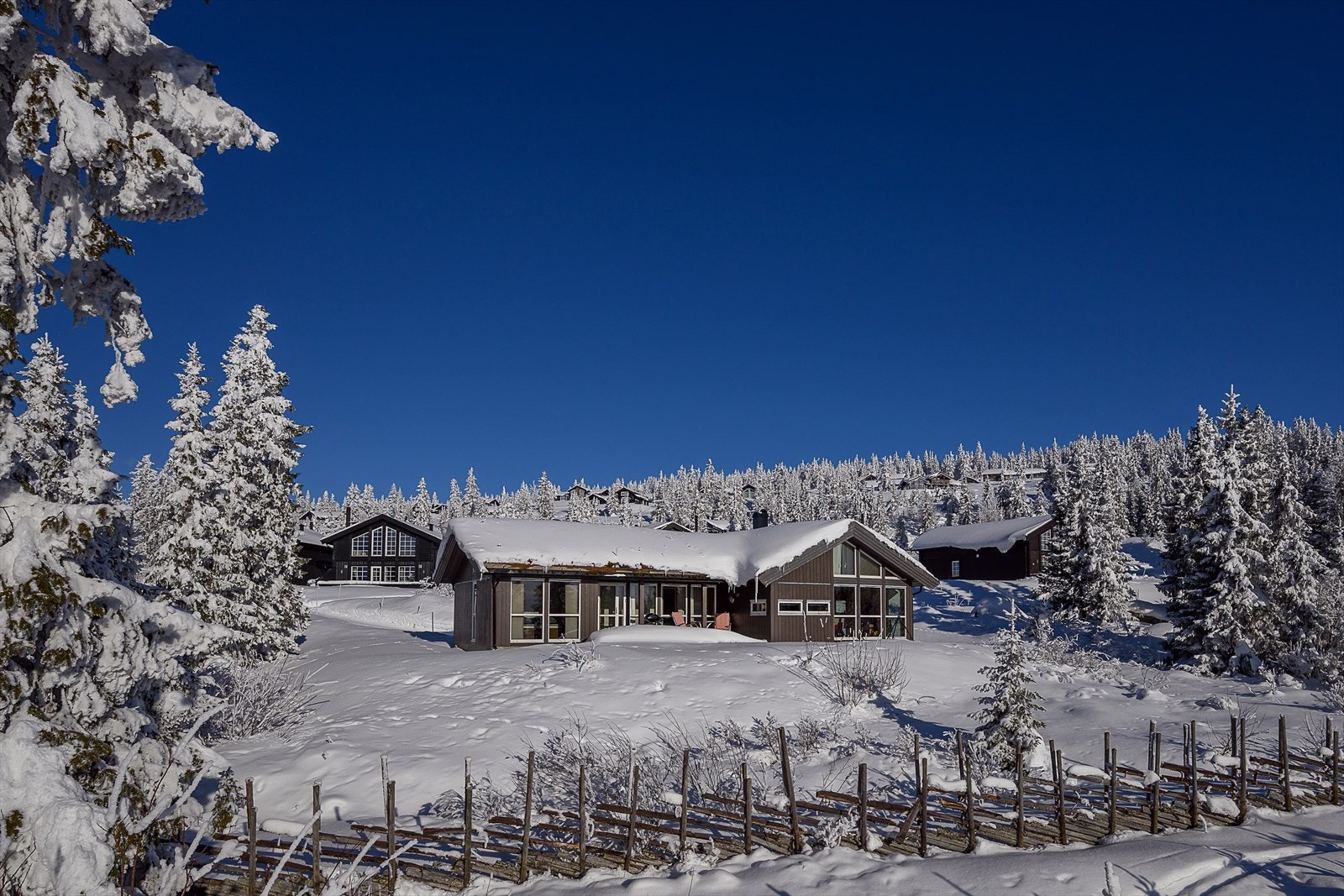Velkommen til denne moderne fritidsboligen i Høgfjellia, oppført i 2013. Galleribilde