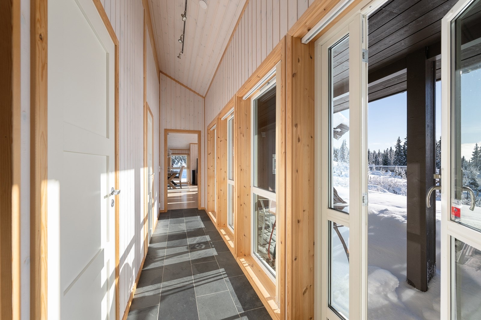 Fra gangen er det direkte utgang til en romslig terrasse på 20 m². Galleribilde