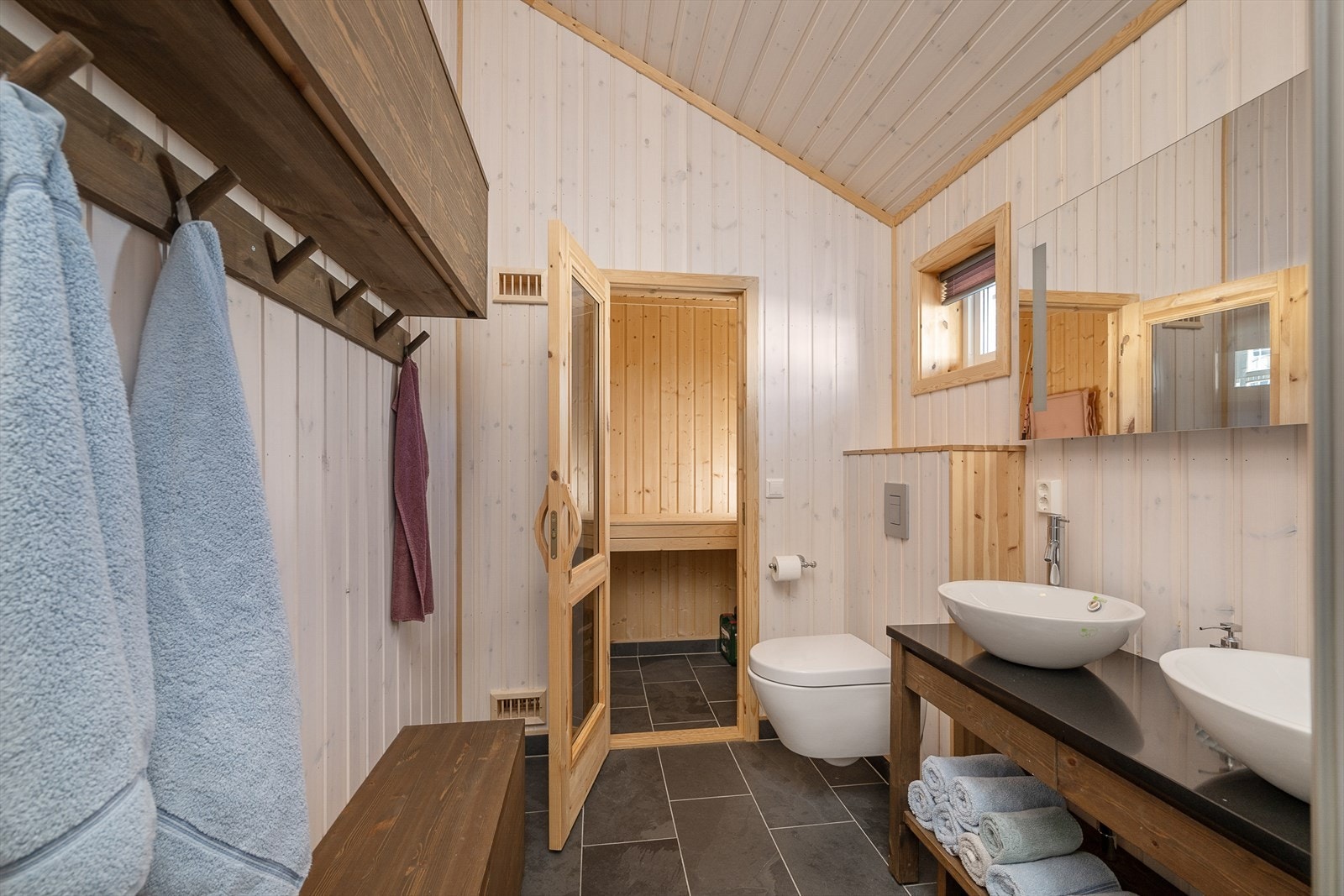 Badet er innbydende med flislagt gulv, gulvvarme og direkte adkomst til egen badstue. Galleribilde