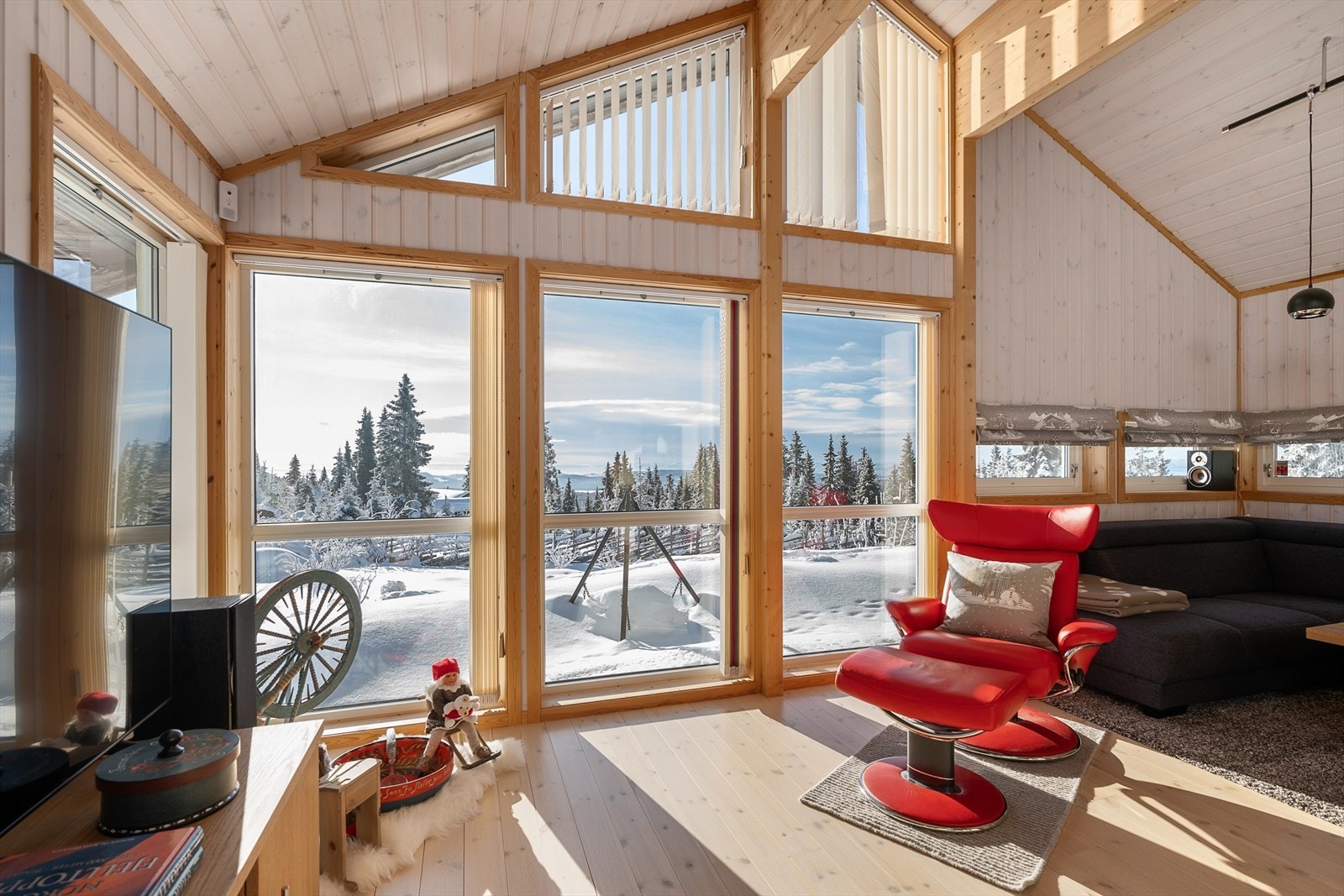 Vinduene med 2-lags isolerglass fra byggeåret strekker seg mot taket for maksimalt lysinnslipp. Galleribilde