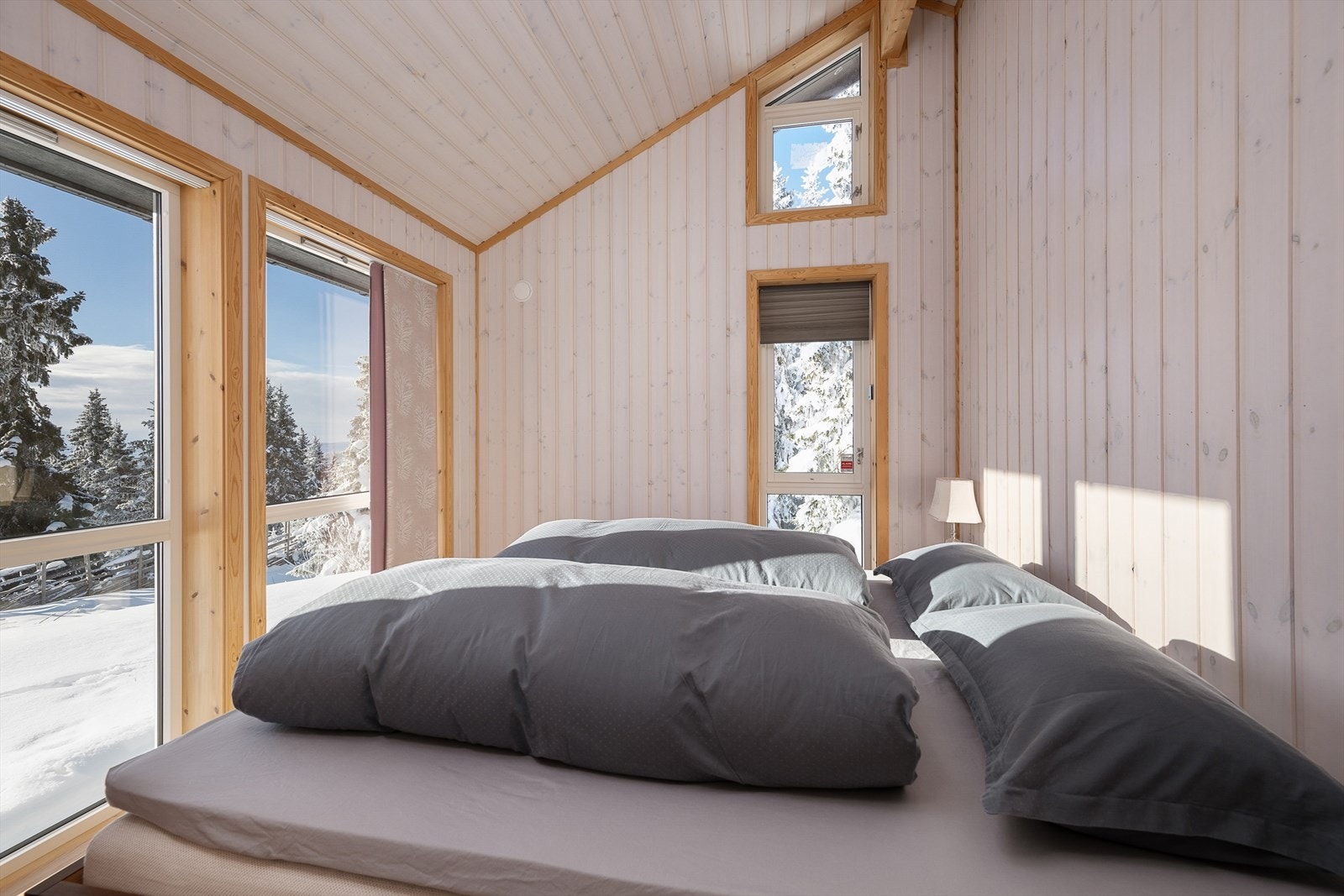 Hytta har tre soverom. Alle har furugulv og behandlet trepanel for en lun hyttefølelse. Galleribilde