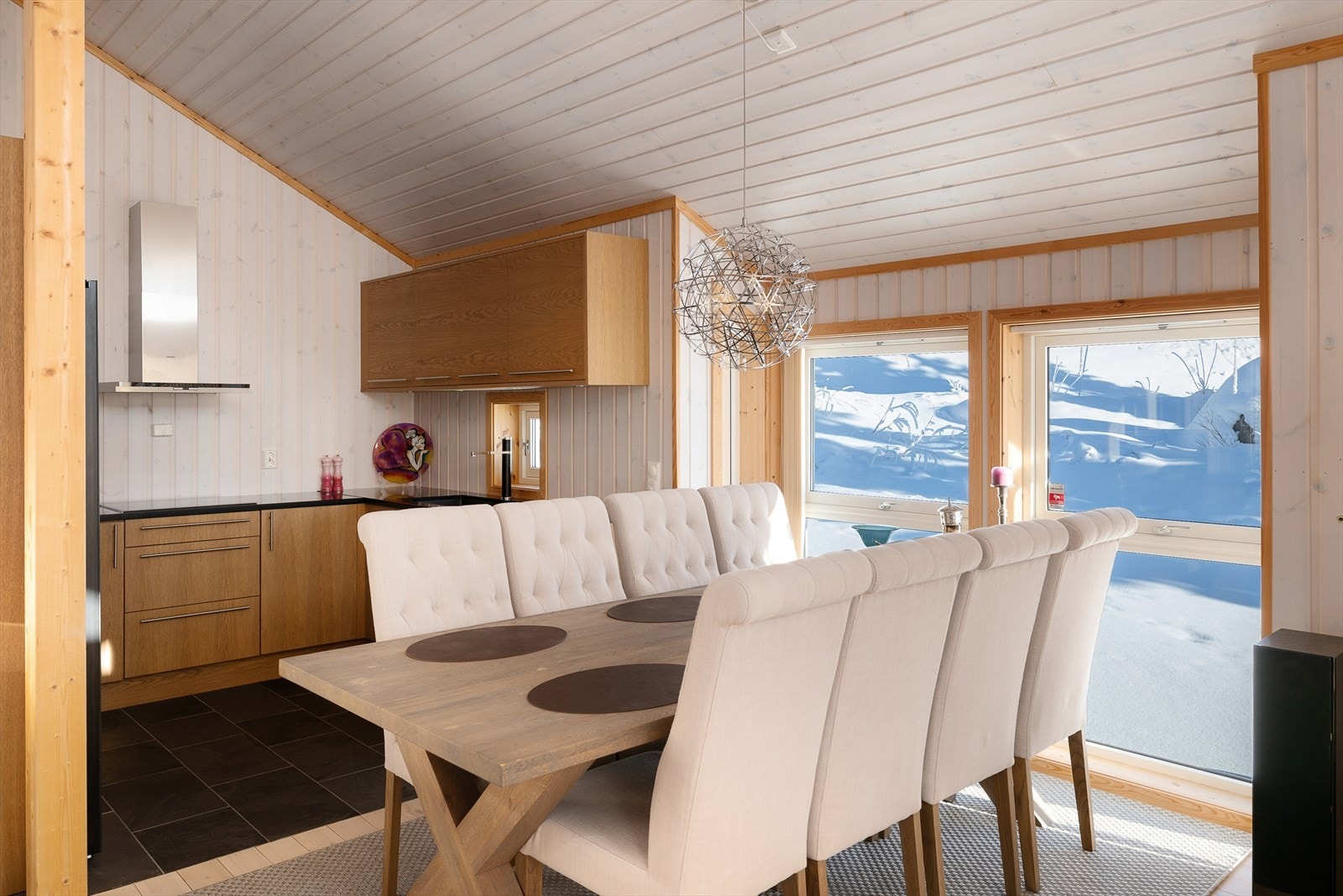 Som våtrommene og gangen, har kjøkkenet flislagt gulv med gulvvarme. Galleribilde