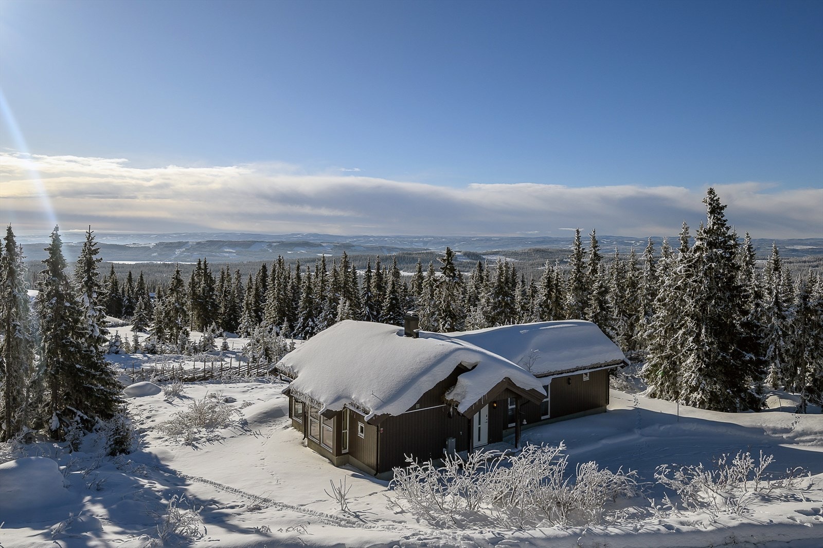 Hytta ligger fritt og høyt i terrenget, 846 meter over havet, med en flott plassering i fjellandskapet. Galleribilde