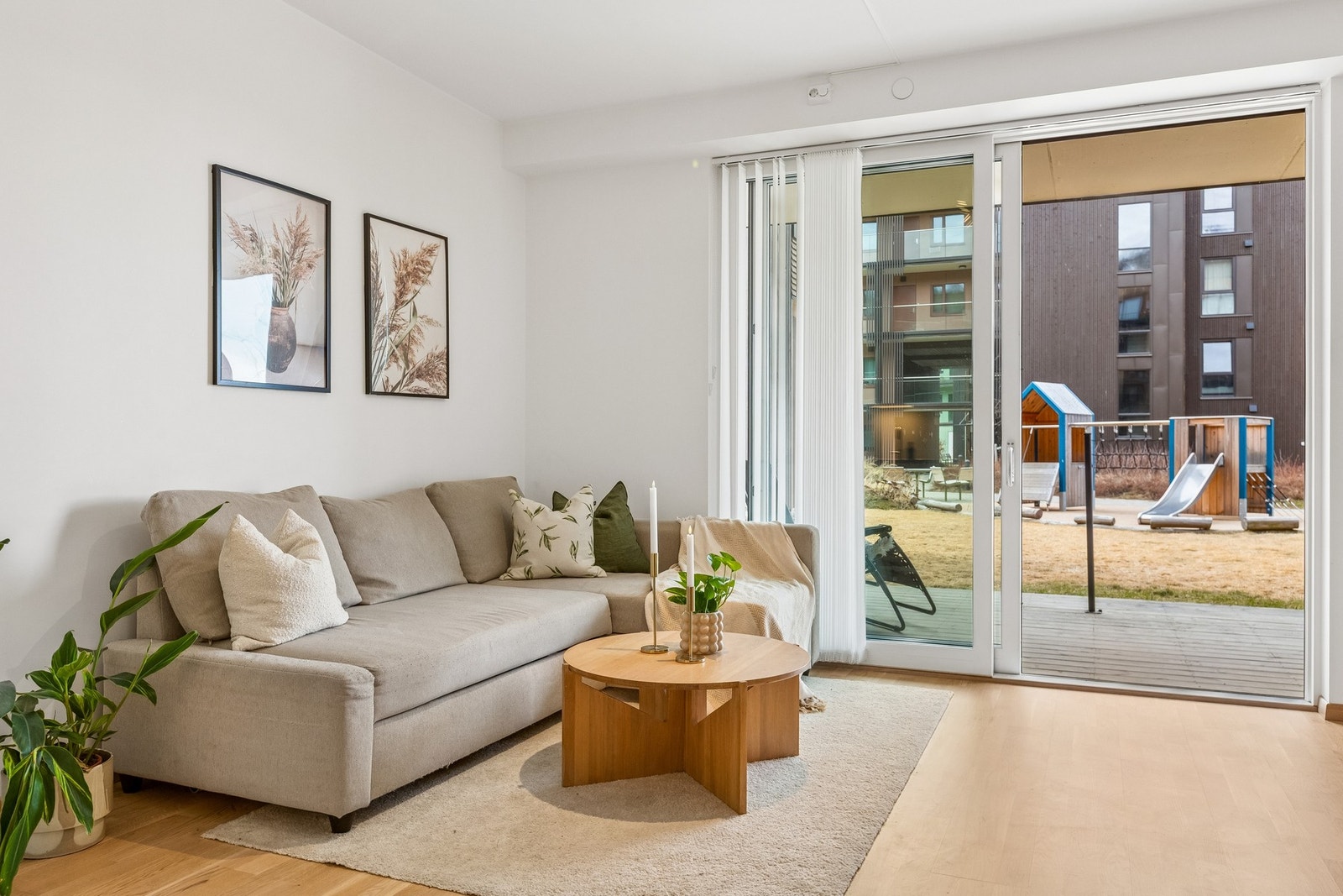 Åpen stue/kjøkkenløsning på 19,8m² med plass til sofagruppe, tv-seksjon og spisegruppe ved kjøkkenet. Galleribilde