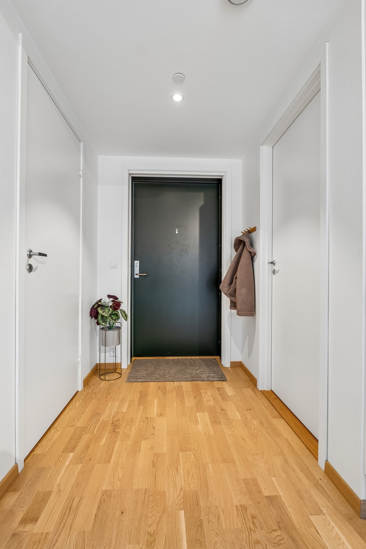 Inngangsparti/entré. Bod til høyre på ca. 3,4m² for oppbevaring. Bod i kjeller medfølger for ekstra oppbevaring. Galleribilde