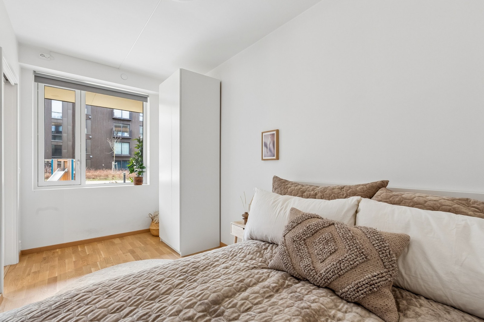 Soverom på 9m² med plass til stor seng og garderobeskap for oppbevaring av klær. Galleribilde