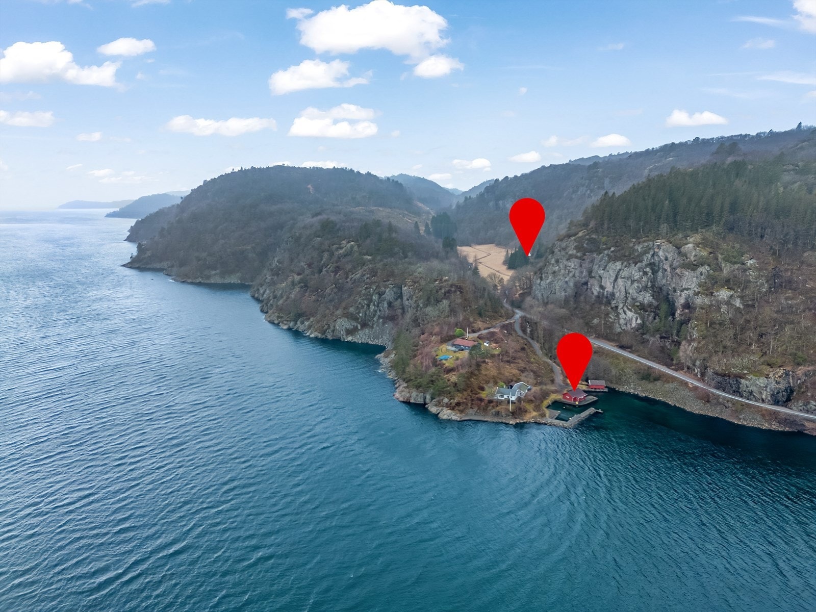 Småbruk med strandlinje og båthus. Galleribilde