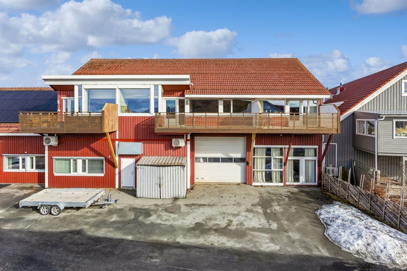 Her bor du sentralt i Rissa med dagligvare, kjøpesenter, restauranter, kafeer, treningsenter og flere nødvendige servicetilbud innen kort avstand. Galleribilde