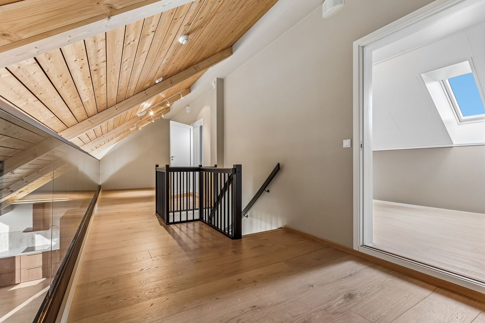 Med leiligheten følger en oppstillingsplass på tomten for parkering. Galleribilde