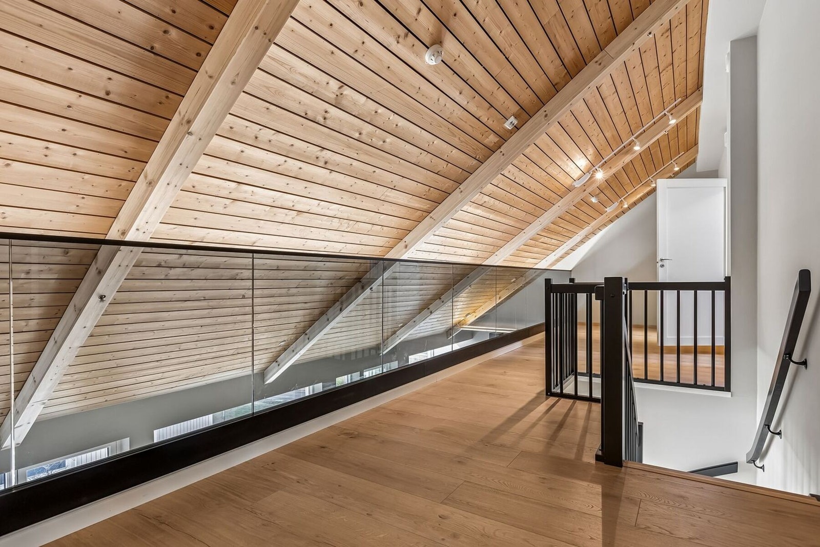 2.etasje inneholder hems, to soverom og bod/teknisk. Galleribilde