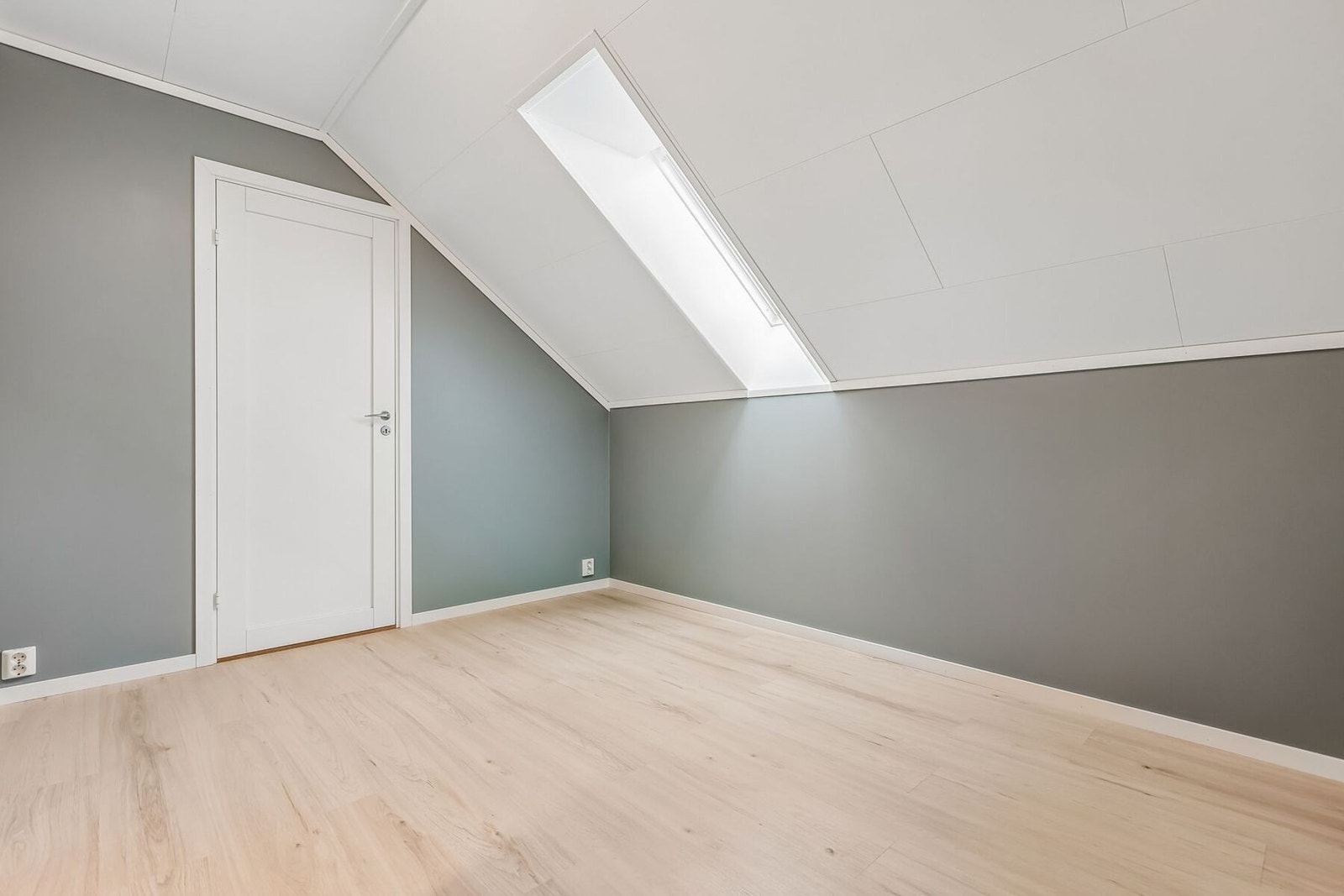 Det andre soverommet er på ca. 9,3 kvadratmeter med direkte tilgang til egen bod på nærmere 4 kvadratmeter. Galleribilde