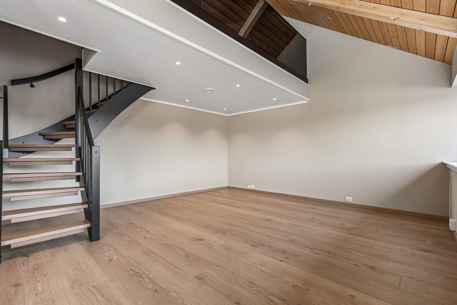 I stuen er det montert downlights i himlingen, som gir et delikat og stilrent uttrykk. Leiligheten er utstyrt med balansert ventilasjon for et behagelig inneklima. Galleribilde