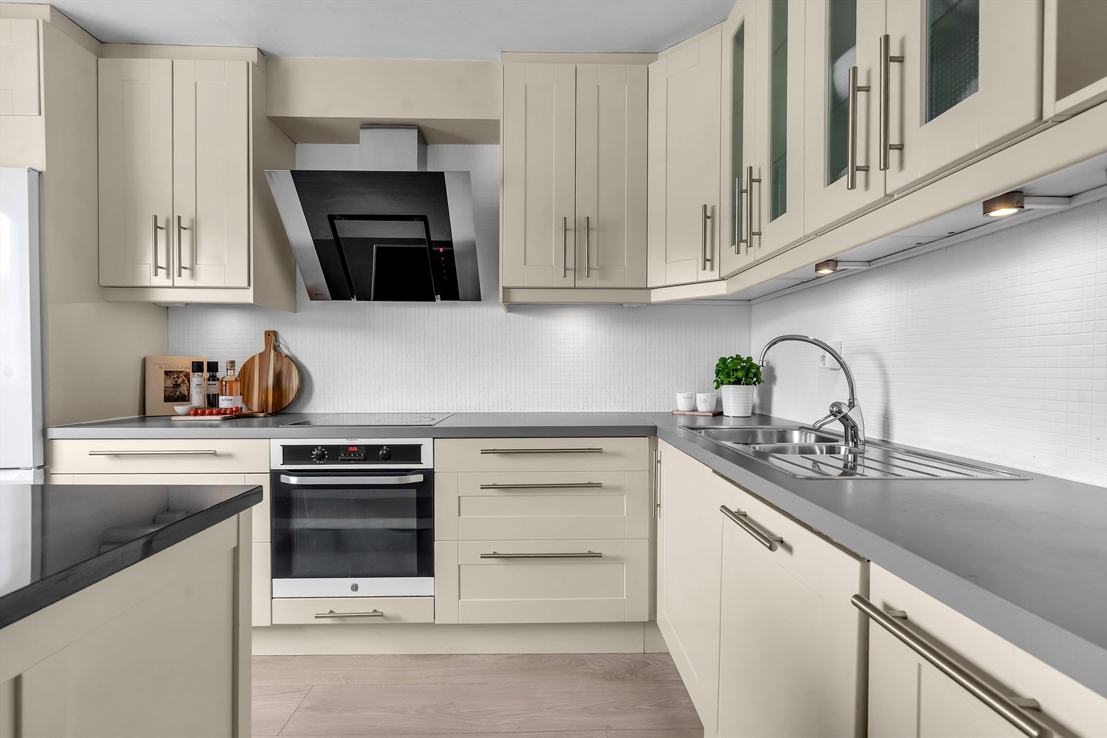 Laminat trefiberfronter, laminat benkeplate og fliser over benkeplaten Galleribilde