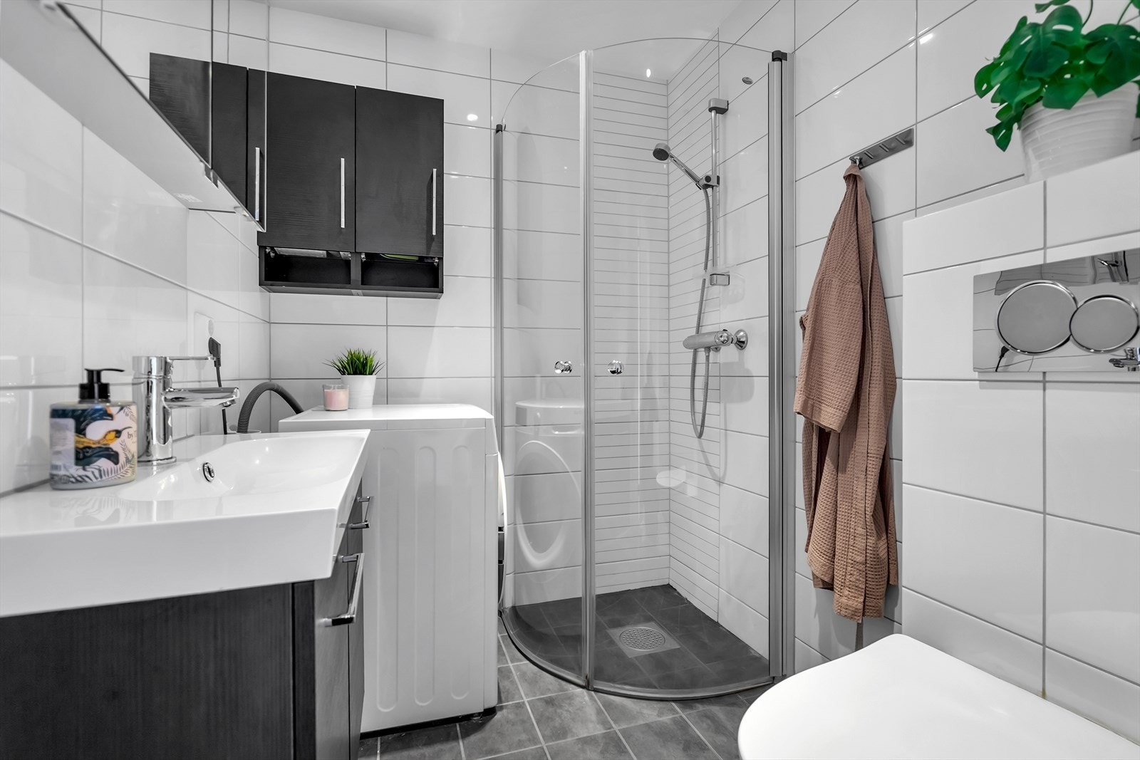 Lekkert helfliset bad fra 2013 (ifølge tidligere eier). Varmekabler i gulvet, spotter i taket og opplegg for vaskemaskin Galleribilde