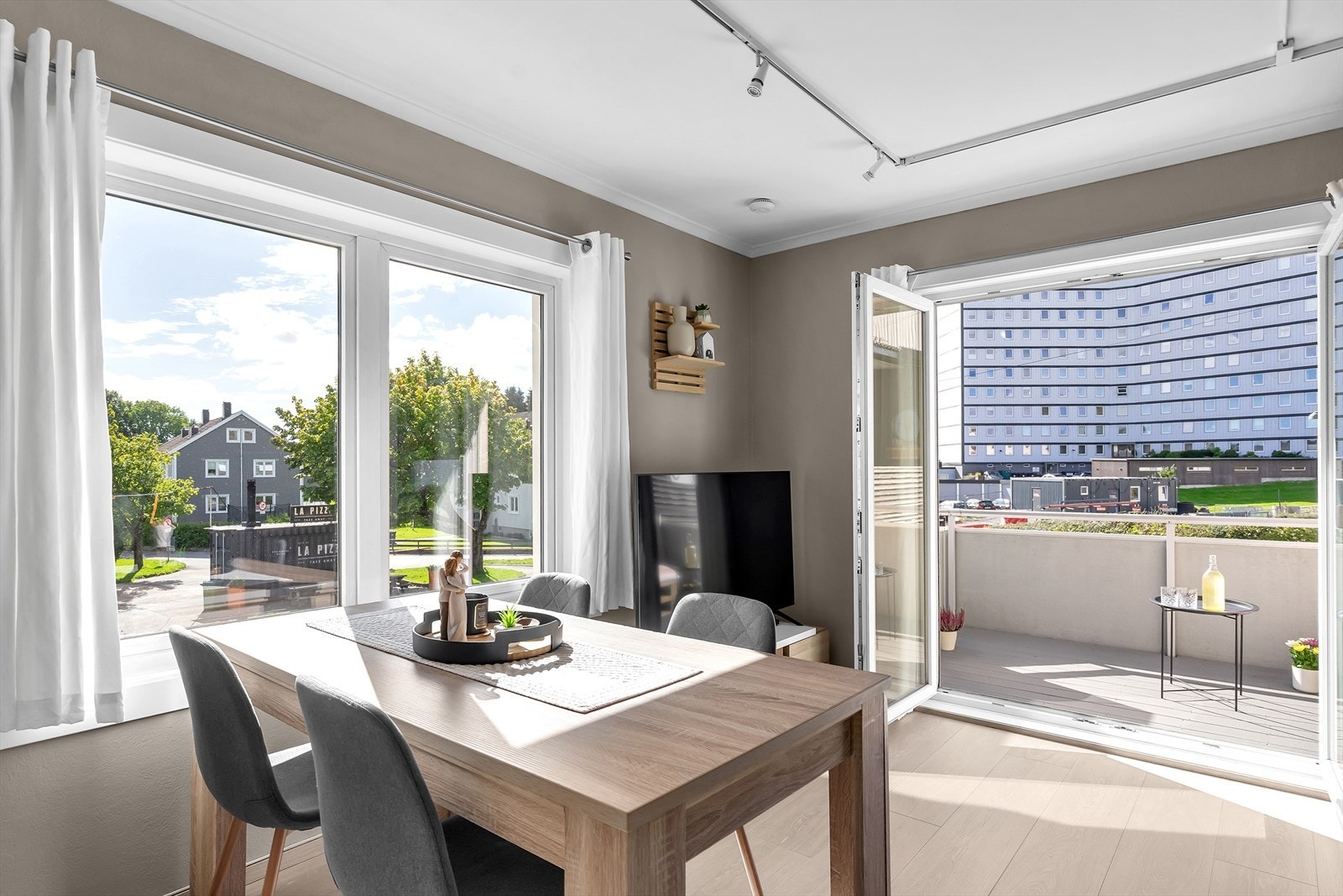 Utgang til vestvendt terrasse med plass til sittegruppe Galleribilde