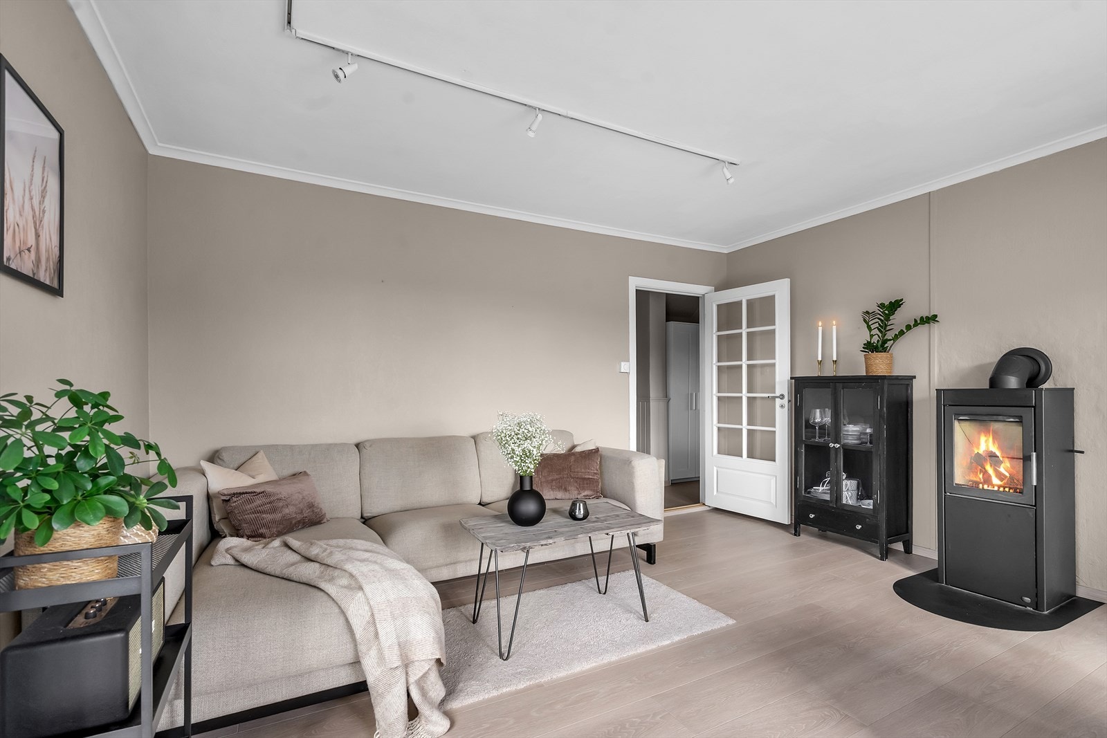 God plass til både spise- og sofagruppe, samt rikelig naturlig lysinnslipp Galleribilde